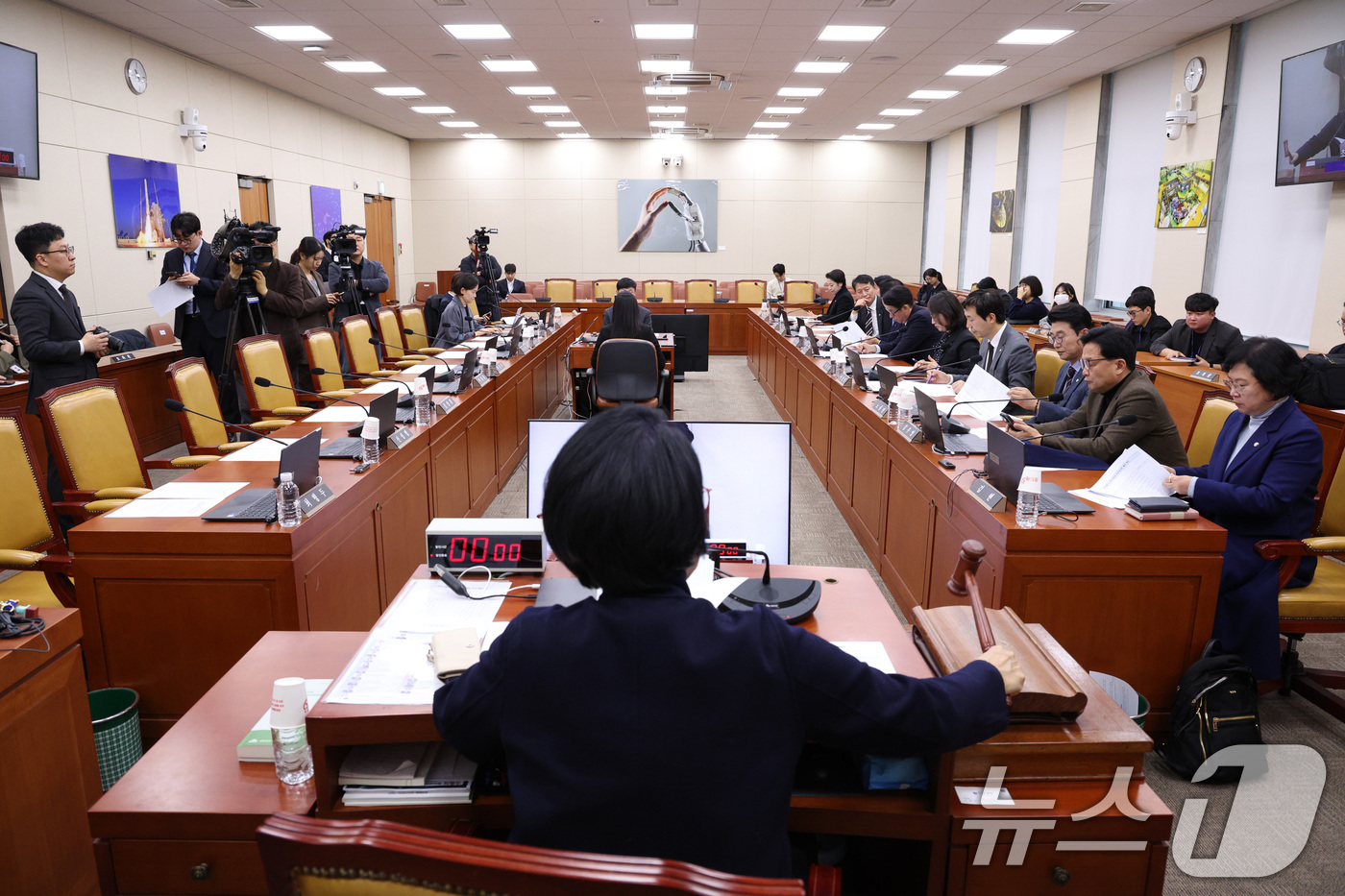 (서울=뉴스1) 신웅수 기자 = 최민희 위원장이 23일 서울 여의도 국회에서 열린 과학기술정보방송통신위원회 전체회의에서 의사봉을 두드리고 있다.과방위는 이날 전체회의에서 쿠팡 개인 …