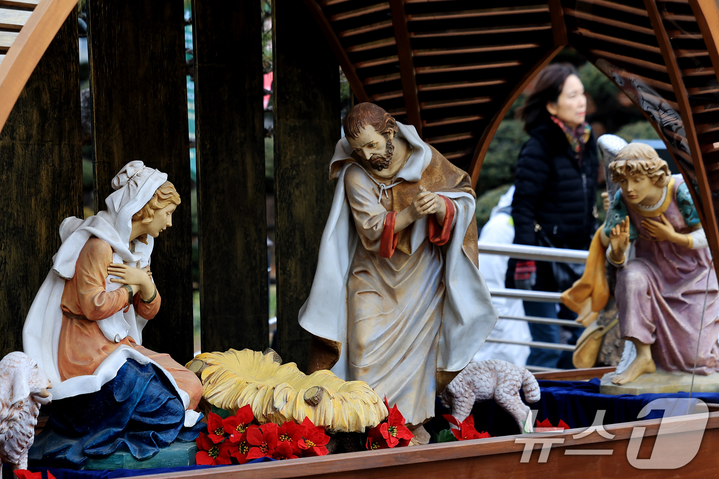 (서울=뉴스1) 이호윤 기자 = 크리스마스 이브를 하루 앞둔 23일 서울 중구 명동대성당 앞에 성탄 구유가 설치돼 있다. 2025.12.23/뉴스1