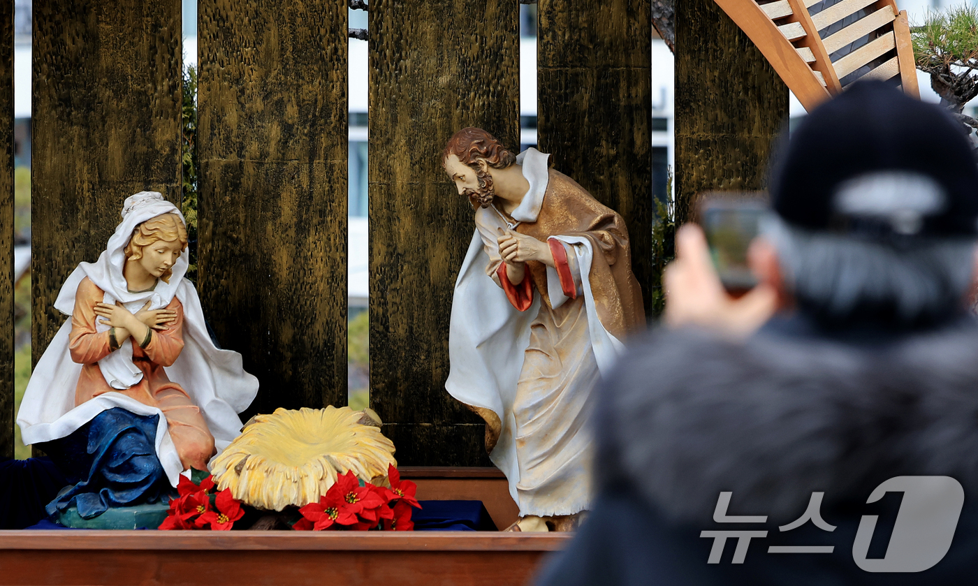 (서울=뉴스1) 이호윤 기자 = 크리스마스 이브를 하루 앞둔 23일 서울 중구 명동대성당 앞에 성탄 구유가 설치돼 있다. 2025.12.23/뉴스1