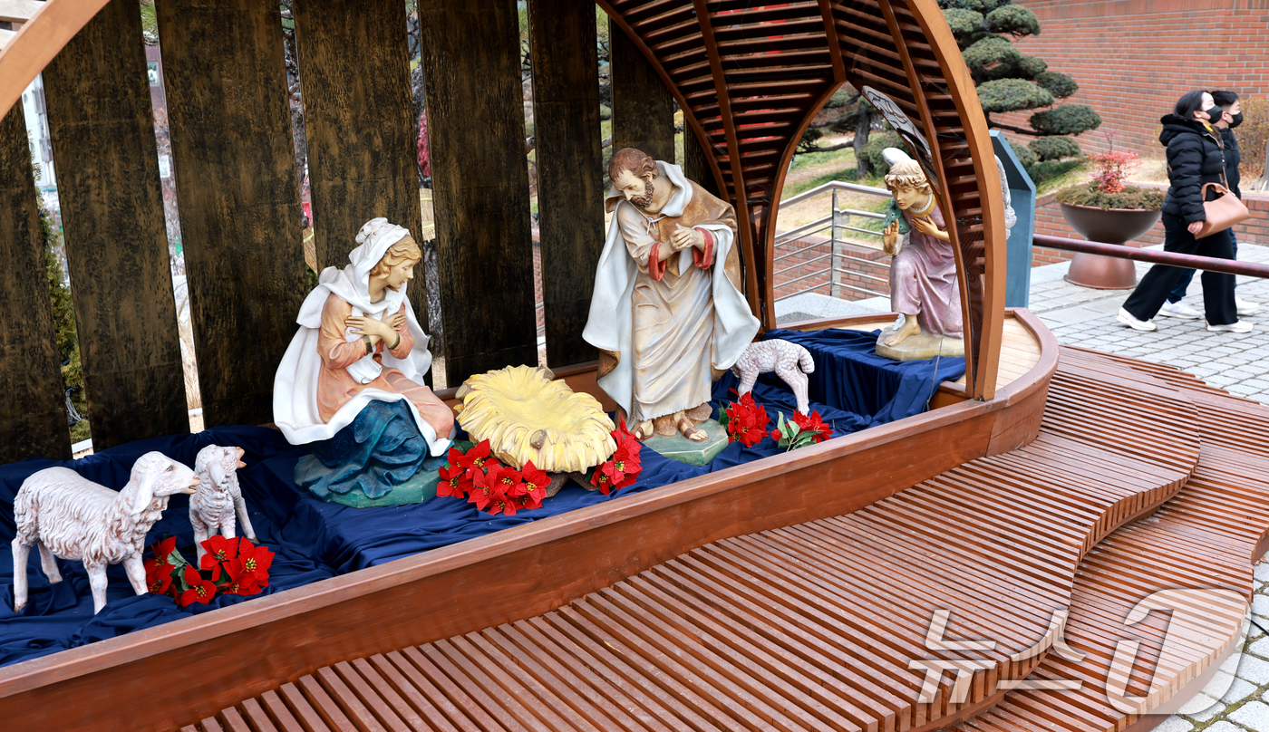 (서울=뉴스1) 이호윤 기자 = 크리스마스 이브를 하루 앞둔 23일 서울 중구 명동대성당 앞에 성탄 구유가 설치돼 있다. 2025.12.23/뉴스1
