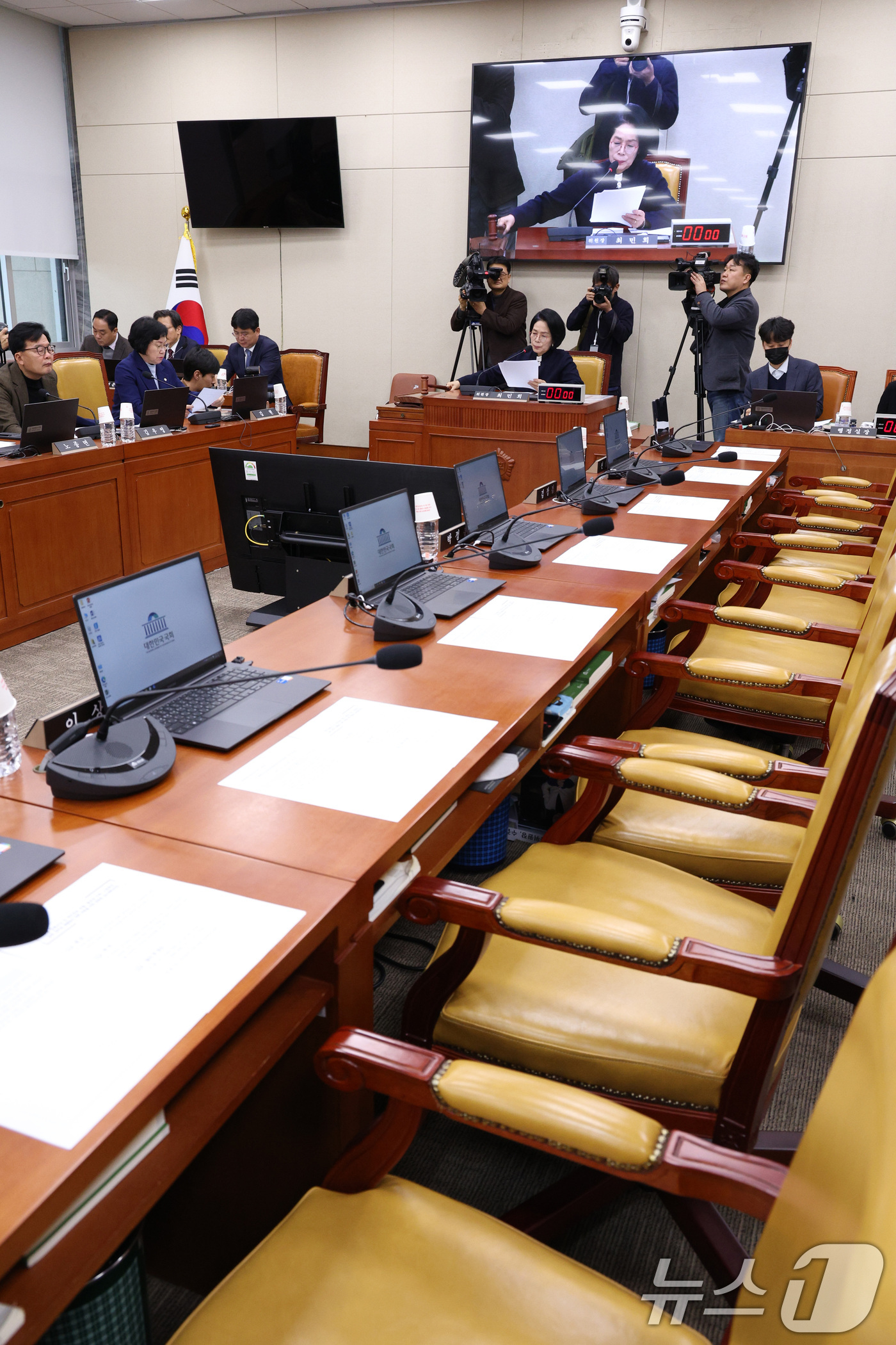 (서울=뉴스1) 신웅수 기자 = 최민희 위원장이 23일 서울 여의도 국회에서 열린 과학기술정보방송통신위원회 전체회의에서 의사봉을 두드리고 있다.과방위는 이날 전체회의에서 쿠팡 개인 …