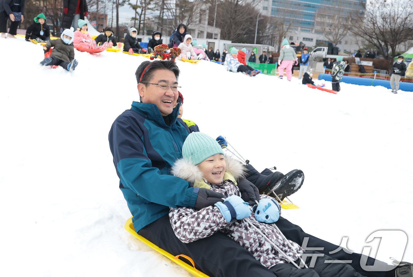 (서울=뉴스1) 권현진 기자 = 오승록 노원구정장이 23일 오전 서울 노원구 서울과학기술대학교 종합운동장에 마련된 ‘노원 씽씽 눈썰매장’을 찾은 어린이들과 즐거운 시간을 보내고 있 …