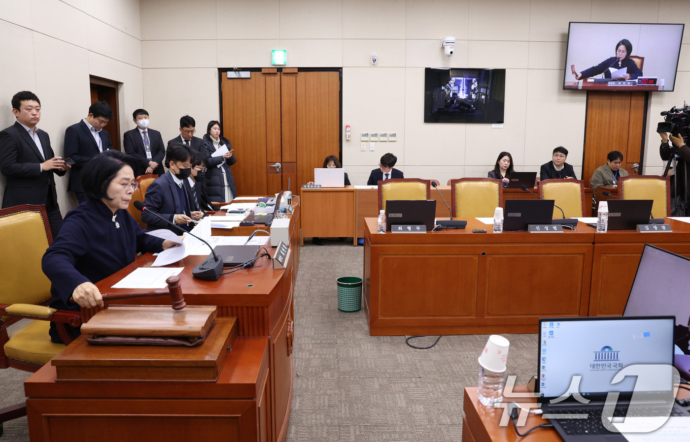 (서울=뉴스1) 신웅수 기자 = 최민희 위원장이 23일 서울 여의도 국회에서 열린 과학기술정보방송통신위원회 전체회의에서 의사봉을 두드리고 있다.과방위는 이날 전체회의에서 쿠팡 개인 …