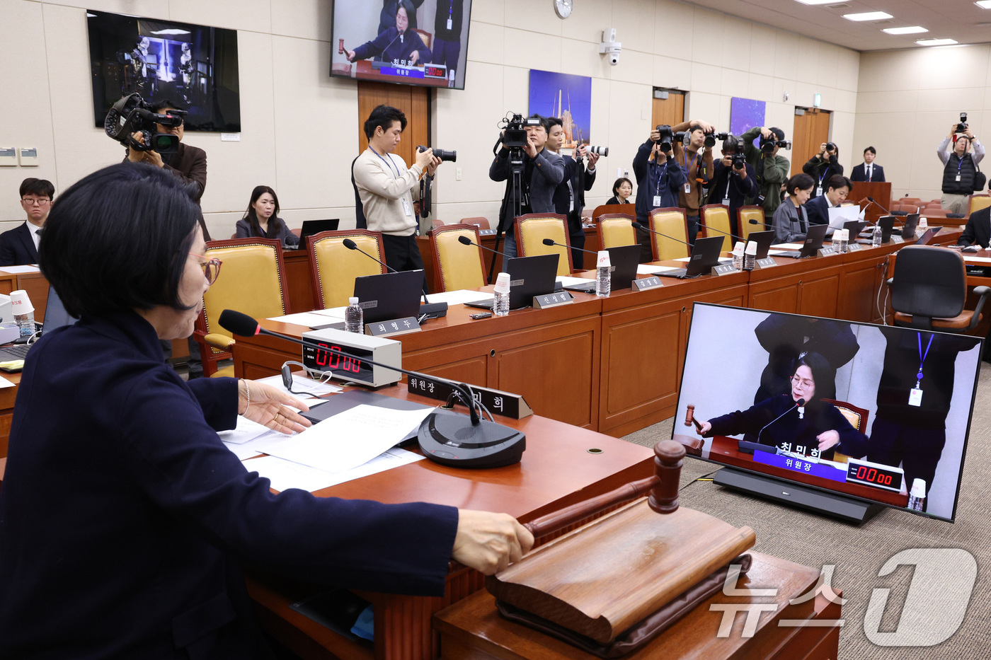 (서울=뉴스1) 신웅수 기자 = 최민희 위원장이 23일 서울 여의도 국회에서 열린 과학기술정보방송통신위원회 전체회의에서 의사봉을 두드리고 있다.과방위는 이날 전체회의에서 쿠팡 개인 …