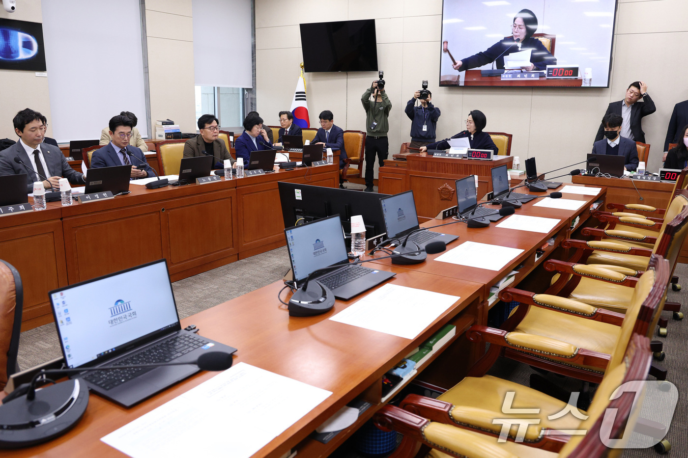 (서울=뉴스1) 신웅수 기자 = 최민희 위원장이 23일 서울 여의도 국회에서 열린 과학기술정보방송통신위원회 전체회의에서 의사봉을 두드리고 있다.과방위는 이날 전체회의에서 쿠팡 개인 …