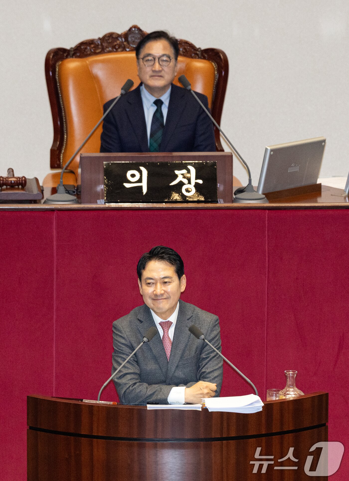 본문 이미지 - 23일 서울 여의도 국회에서 열린 제430회국회(임시회) 제2차 본회의에서 장동혁 국민의힘 대표가 12·3 윤석열 비상계엄 등에 대한 전담재판부 설치 및 제보자 보호 등에 관한 특별법안(대안) 수정안에 대한 무제한토론(필리버스터)을 하며 미소 짓고 있다. 2025.12.23/뉴스1 ⓒ News1 이승배 기자