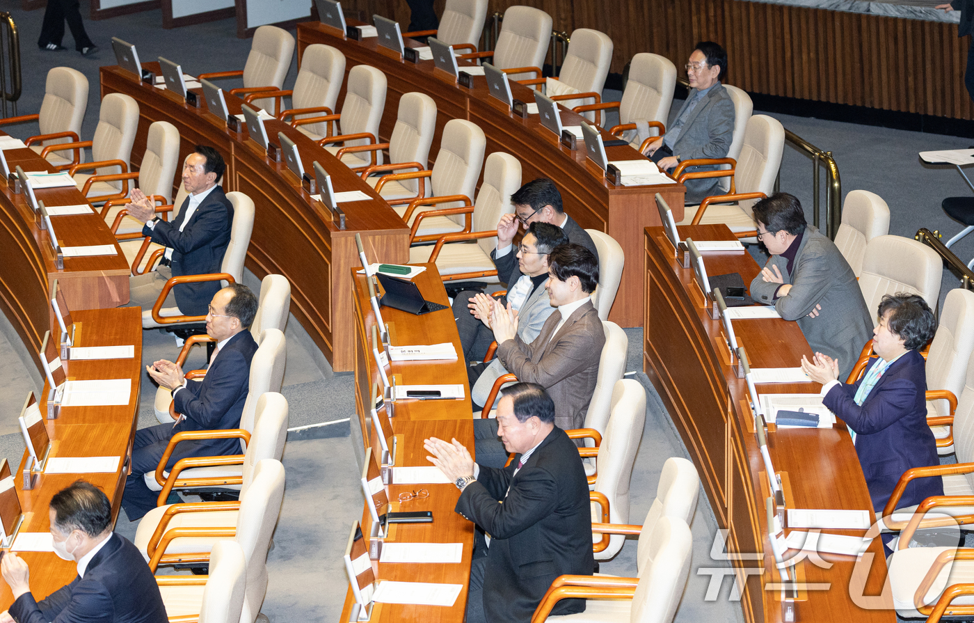 (서울=뉴스1) 이승배 기자 = 23일 서울 여의도 국회에서 열린 제430회국회(임시회) 제2차 본회의에서 장동혁 국민의힘 대표가 12·3 윤석열 비상계엄 등에 대한 전담재판부 설 …