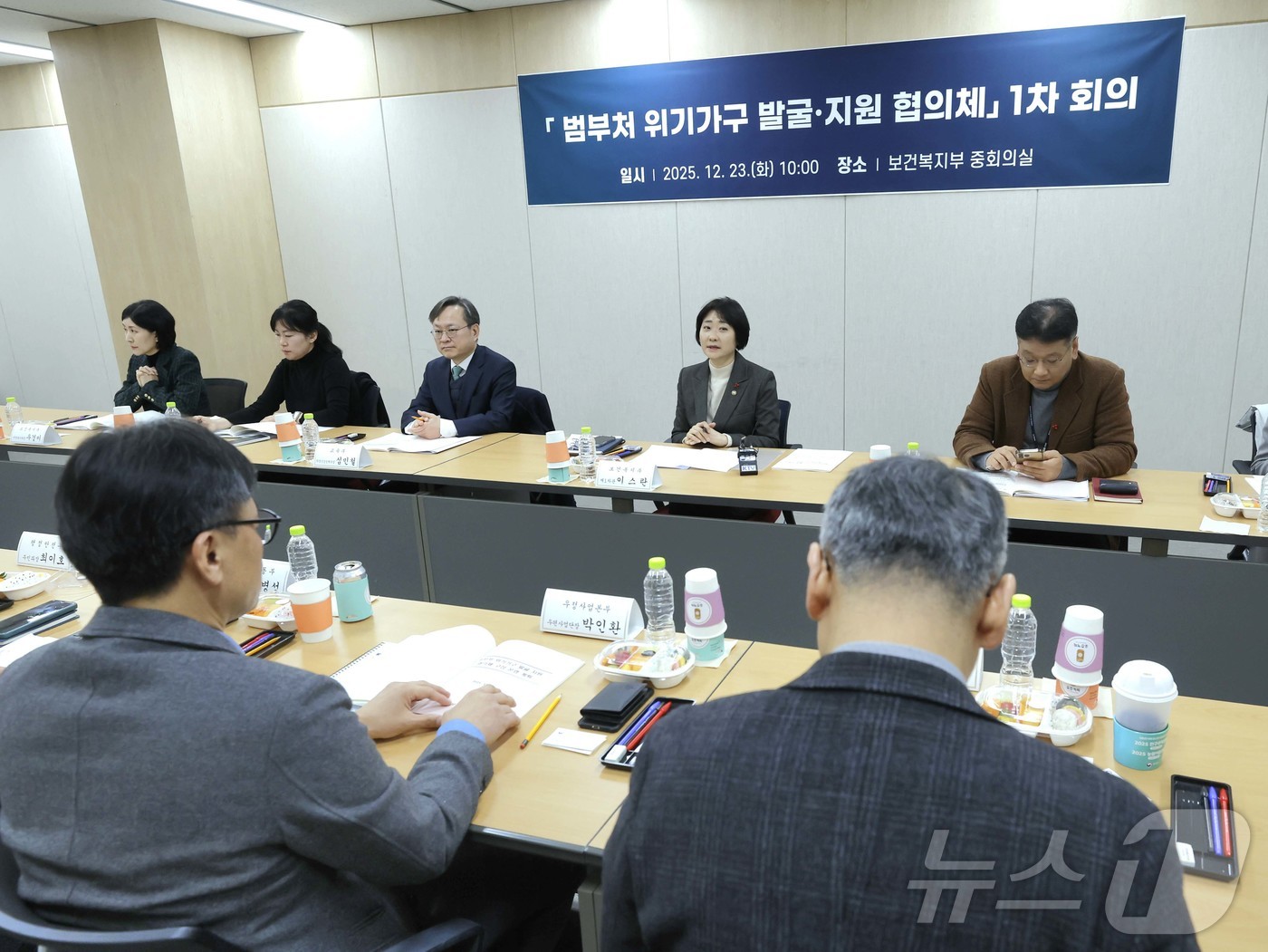 (서울=뉴스1) = 이스란 보건복지부 제1차관이 23일 오전 보건복지부 중회의실에서 열린 범부처 위기가구 발굴·지원 협의체 1차 회의에서 발언하고 있다. (보건복지부 제공. 재판매 …