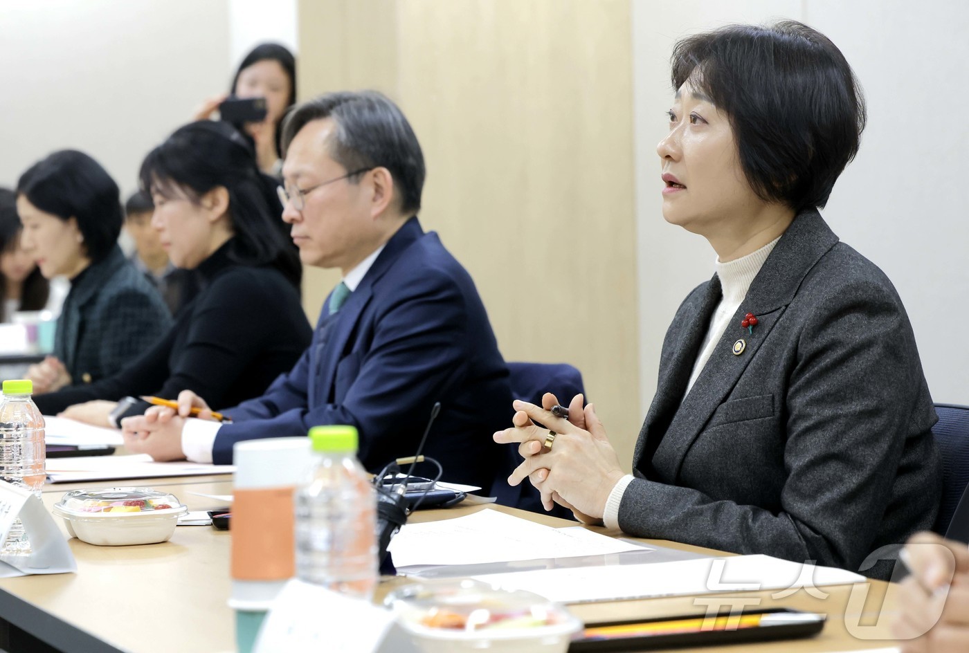 (서울=뉴스1) = 이스란 보건복지부 제1차관이 23일 오전 보건복지부 중회의실에서 열린 범부처 위기가구 발굴·지원 협의체 1차 회의에서 발언하고 있다. (보건복지부 제공. 재판매 …