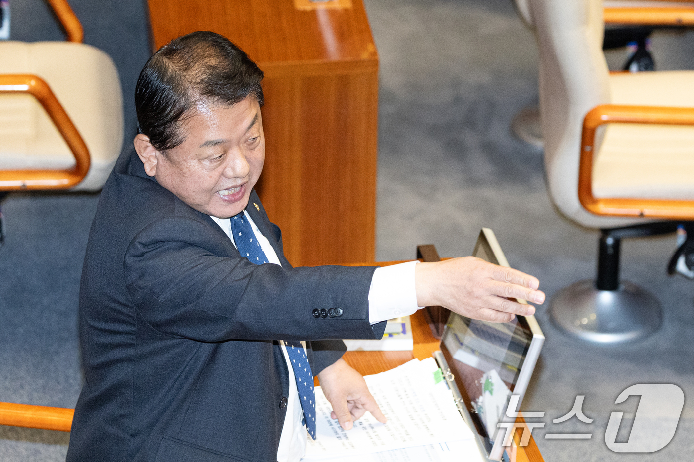 (서울=뉴스1) 이승배 기자 = 23일 서울 여의도 국회에서 열린 제430회국회(임시회) 제2차 본회의에서 장동혁 국민의힘 대표가 12·3 윤석열 비상계엄 등에 대한 전담재판부 설 …