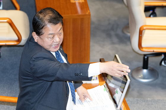 장동혁 '필버 24시'…항의하는 김병주, 잠깐 잠든 정성오,·의장은 화장실로