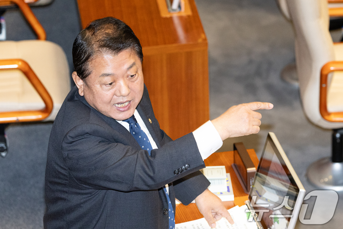 (서울=뉴스1) 이승배 기자 = 23일 서울 여의도 국회에서 열린 제430회국회(임시회) 제2차 본회의에서 장동혁 국민의힘 대표가 12·3 윤석열 비상계엄 등에 대한 전담재판부 설 …