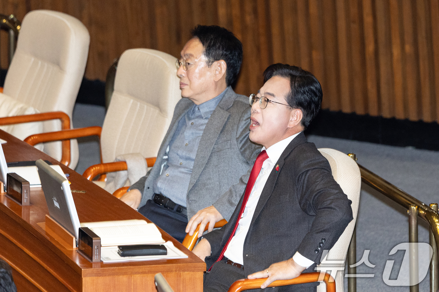 (서울=뉴스1) 이승배 기자 = 23일 서울 여의도 국회에서 열린 제430회국회(임시회) 제2차 본회의에서 장동혁 국민의힘 대표가 12·3 윤석열 비상계엄 등에 대한 전담재판부 설 …