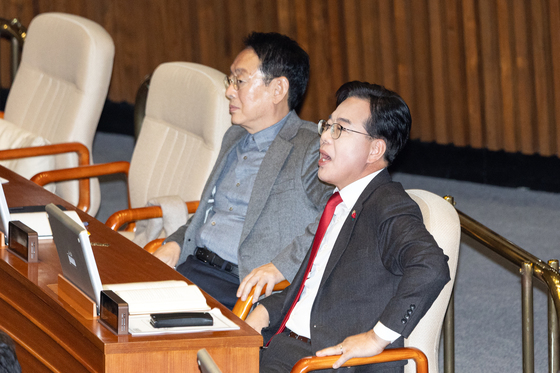 우원식 국회의장에게 항의하는 송언석 원내대표