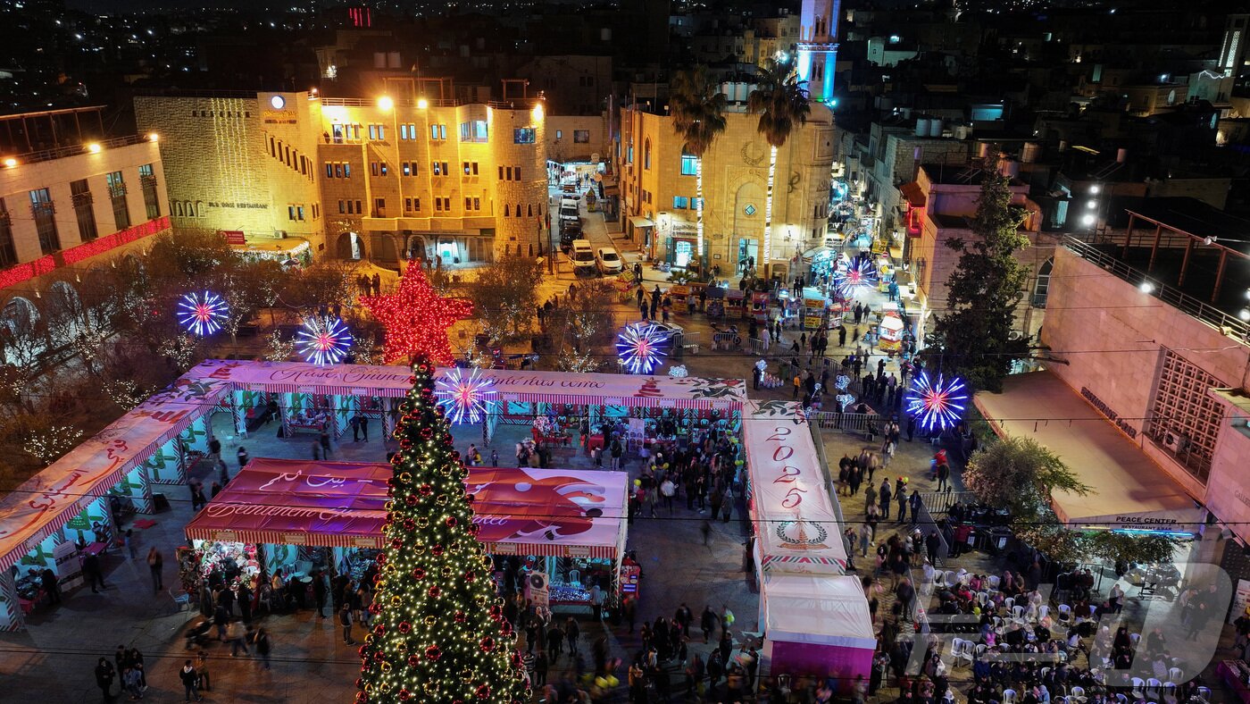 본문 이미지 - 14일(현지시간) 팔레스타인 서안지구 베들레헴에서 열린 크리스마스 퍼레이드가 벌어진 예수 탄생 교회 근처 마구간 광장의 크리스마스 시장 2025.12.14. ⓒ 로이터=뉴스1 ⓒ News1 이정환 기자
