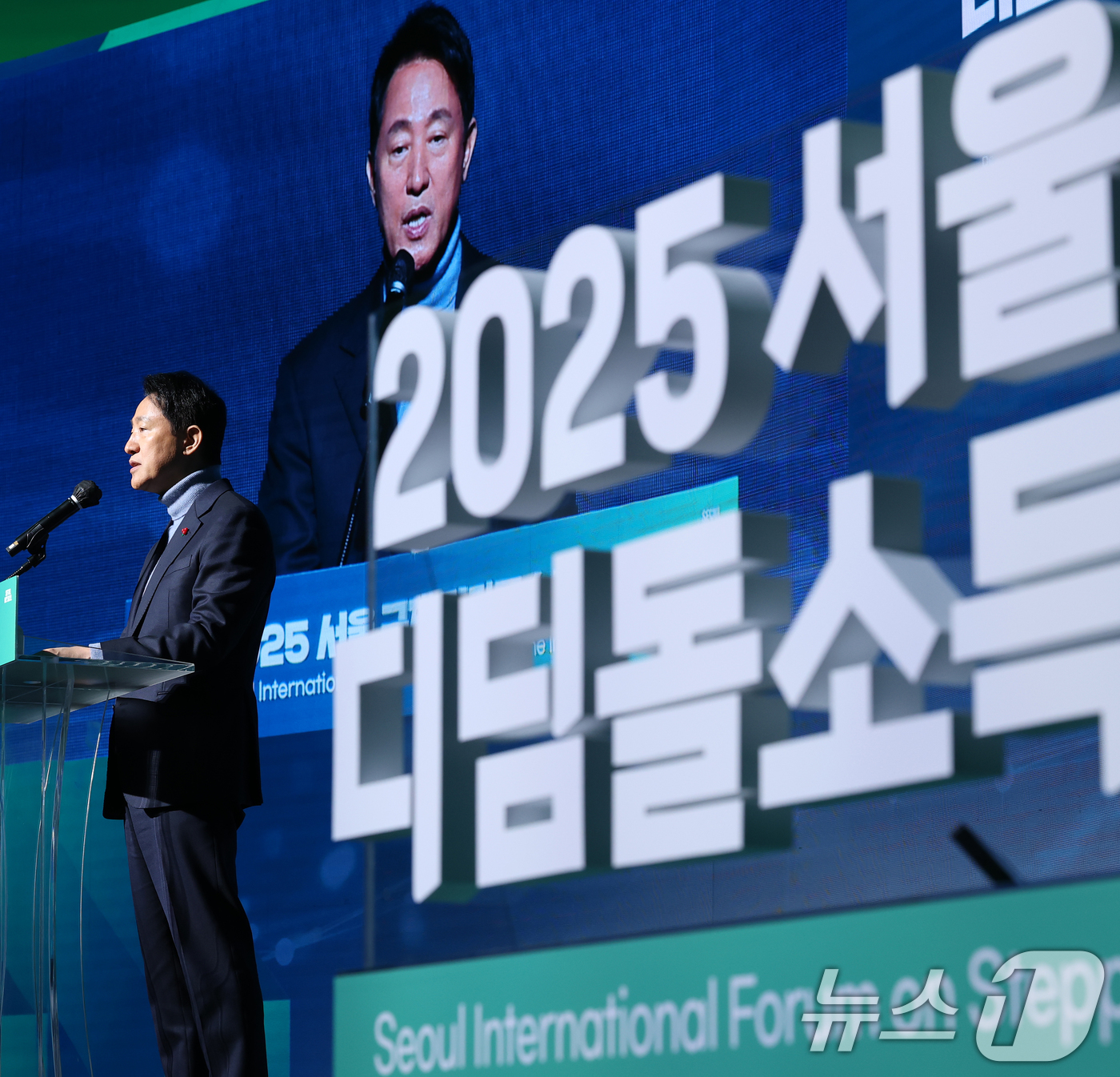 (서울=뉴스1) 오대일 기자 = 오세훈 서울시장이 23일 서울 동대문구 동대문디자인플라자(DDP) 아트홀에서 열린 2025 서울국제디딤돌소득포럼 개회식에서 환영사를 하고 있다.올해 …