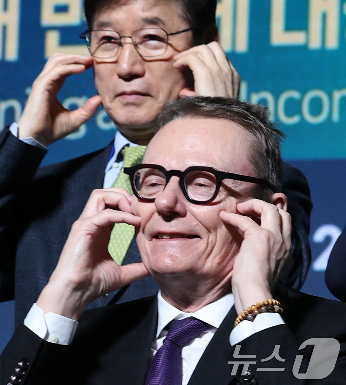 (서울=뉴스1) 오대일 기자 = 2024년 노벨경제학 수상자 제임스 A.로빈슨 교수(시카고대)가 23일 서울 동대문구 동대문디자인플라자(DDP) 아트홀에서 열린 2025 서울국제디 …