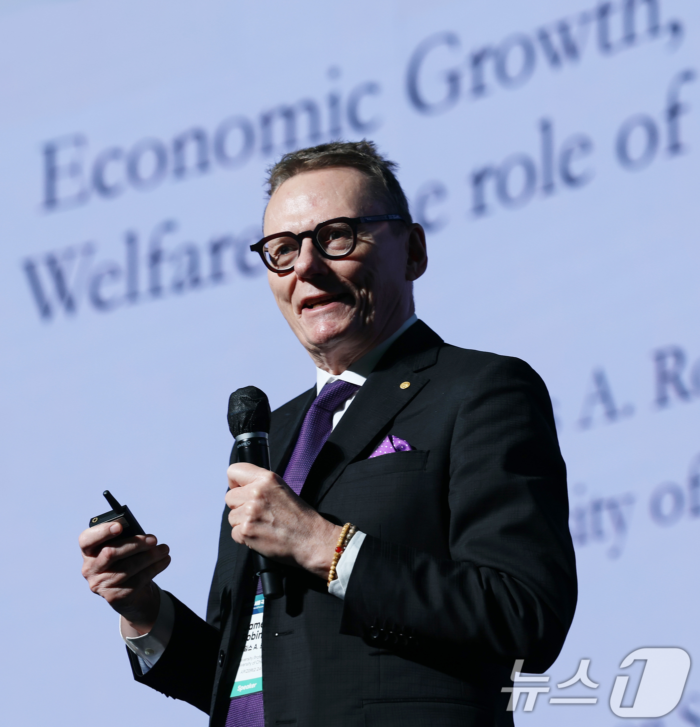 (서울=뉴스1) 오대일 기자 = 2024년 노벨경제학 수상자 제임스 A.로빈슨 교수(시카고대)가 23일 서울 동대문구 동대문디자인플라자(DDP) 아트홀에서 열린 2025 서울국제디 …