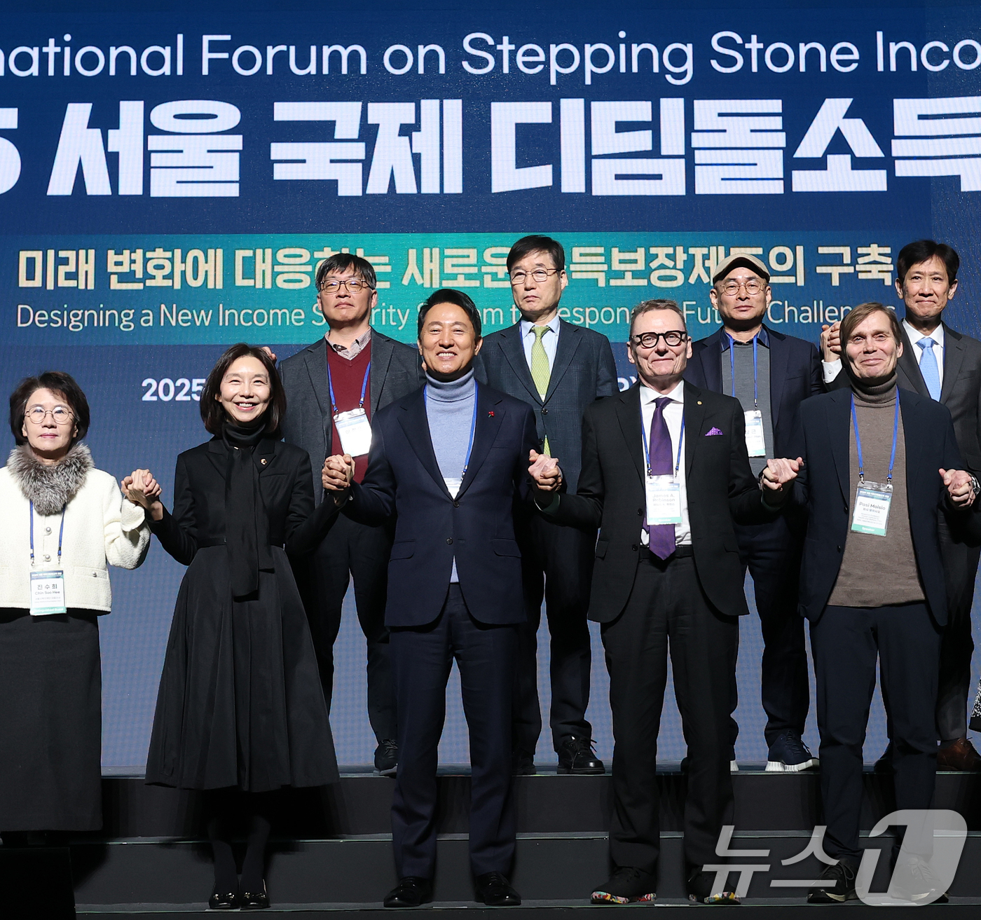 (서울=뉴스1) 오대일 기자 = 오세훈 서울시장이 23일 서울 동대문구 동대문디자인플라자(DDP) 아트홀에서 열린 2025 서울국제디딤돌소득포럼 개회식에서 내빈들과 기념촬영을 하고 …