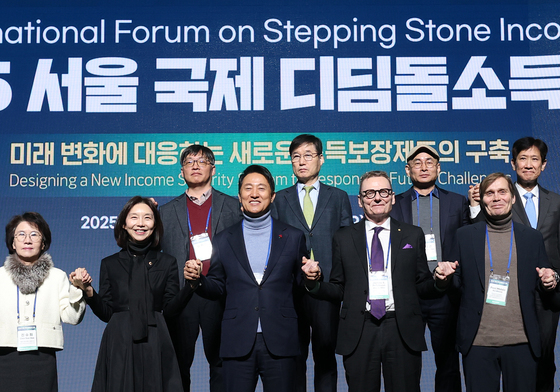 손 맞잡은 서울국제디딤돌소득포럼 참석자들