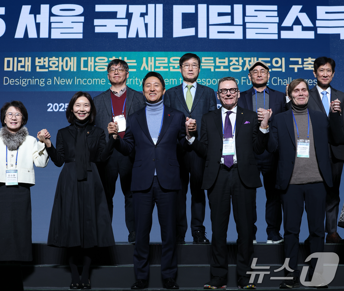 (서울=뉴스1) 오대일 기자 = 오세훈 서울시장이 23일 서울 동대문구 동대문디자인플라자(DDP) 아트홀에서 열린 2025 서울국제디딤돌소득포럼 개회식에서 내빈들과 기념촬영을 하고 …