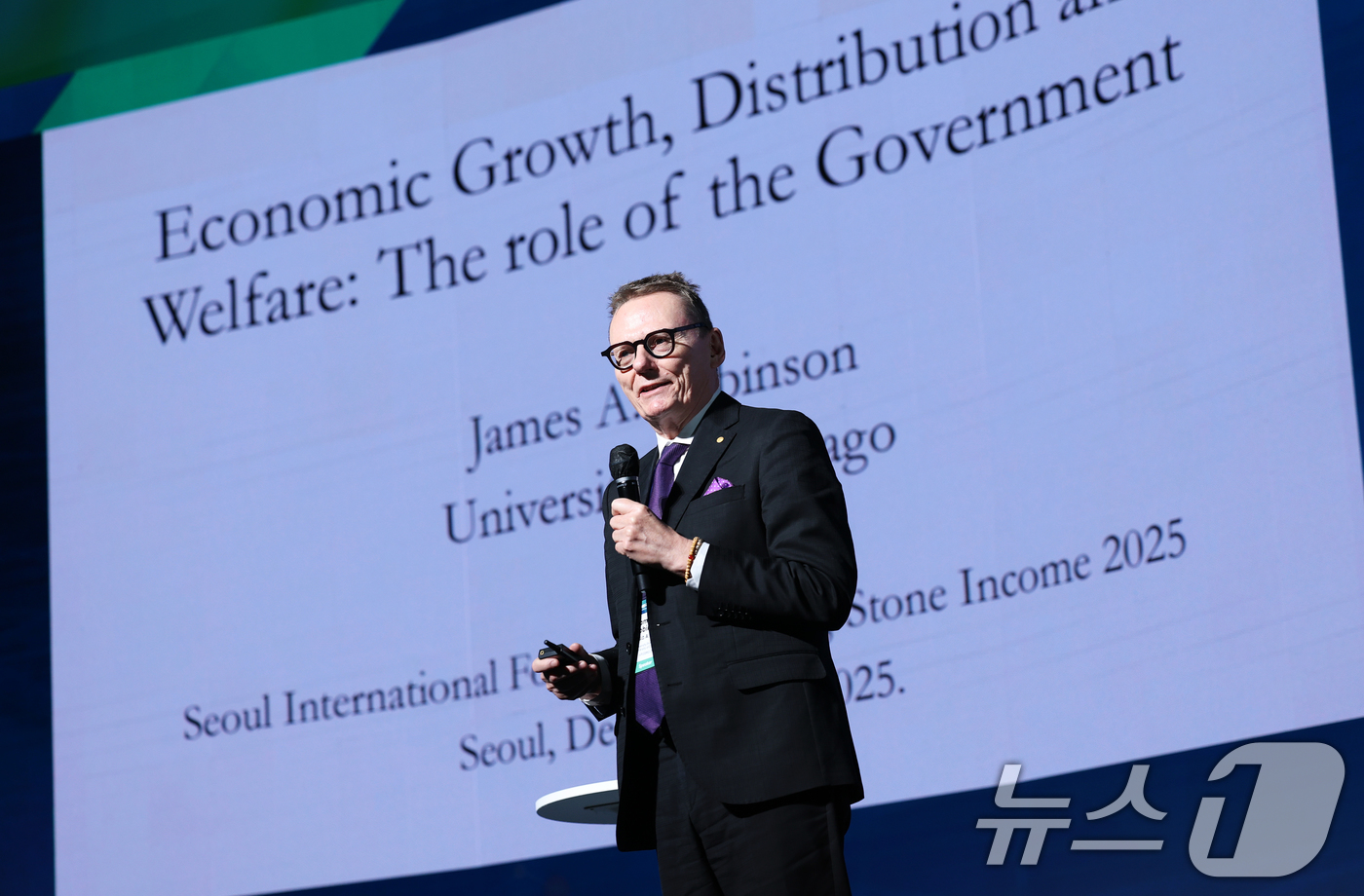 (서울=뉴스1) 오대일 기자 = 2024년 노벨경제학 수상자 제임스 A.로빈슨 교수(시카고대)가 23일 서울 동대문구 동대문디자인플라자(DDP) 아트홀에서 열린 2025 서울국제디 …