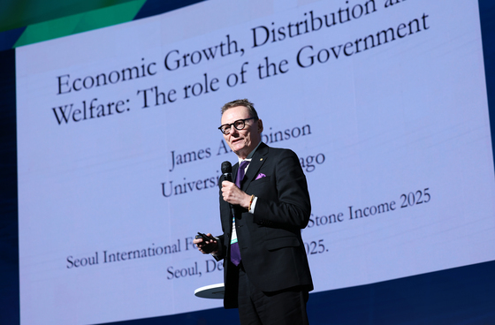 서울국제디딤돌소득포럼 기조연설하는 제임스 로빈슨 교수