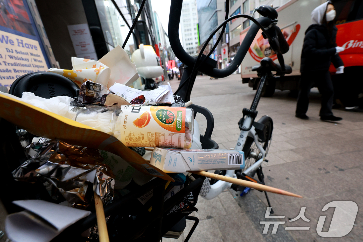 (서울=뉴스1) 이호윤 기자 = 지난 달 시에 따르면 지난해 공유 자전거(따릉이) 이용 건수는 4385만여건으로 10년 전(11만 3000건)과 비교해 400배 가까이 늘었다. 지 …