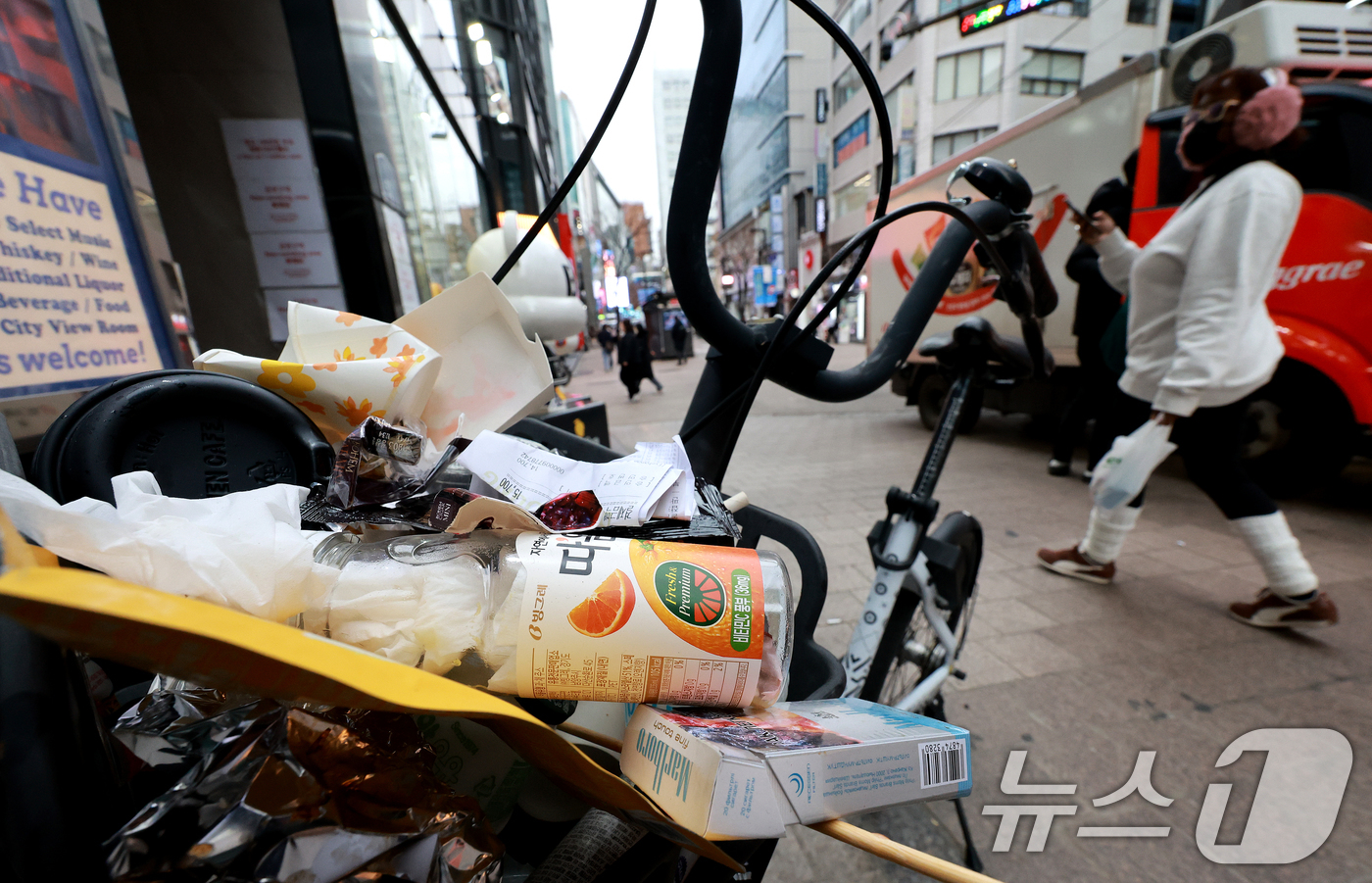 (서울=뉴스1) 이호윤 기자 = 지난 달 시에 따르면 지난해 공유 자전거(따릉이) 이용 건수는 4385만여건으로 10년 전(11만 3000건)과 비교해 400배 가까이 늘었다. 지 …