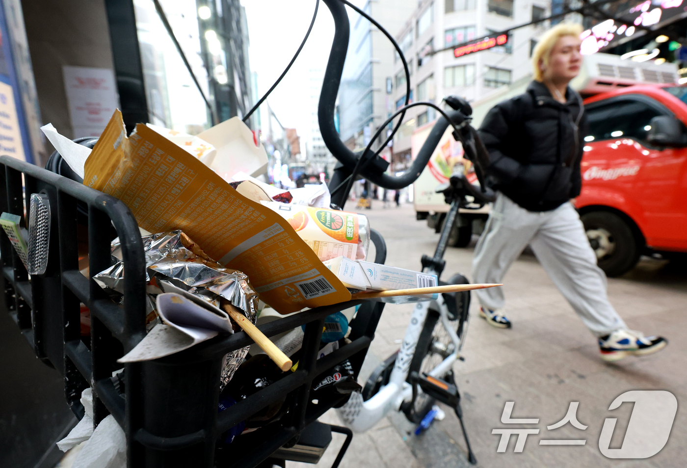 (서울=뉴스1) 이호윤 기자 = 지난 달 시에 따르면 지난해 공유 자전거(따릉이) 이용 건수는 4385만여건으로 10년 전(11만 3000건)과 비교해 400배 가까이 늘었다. 지 …