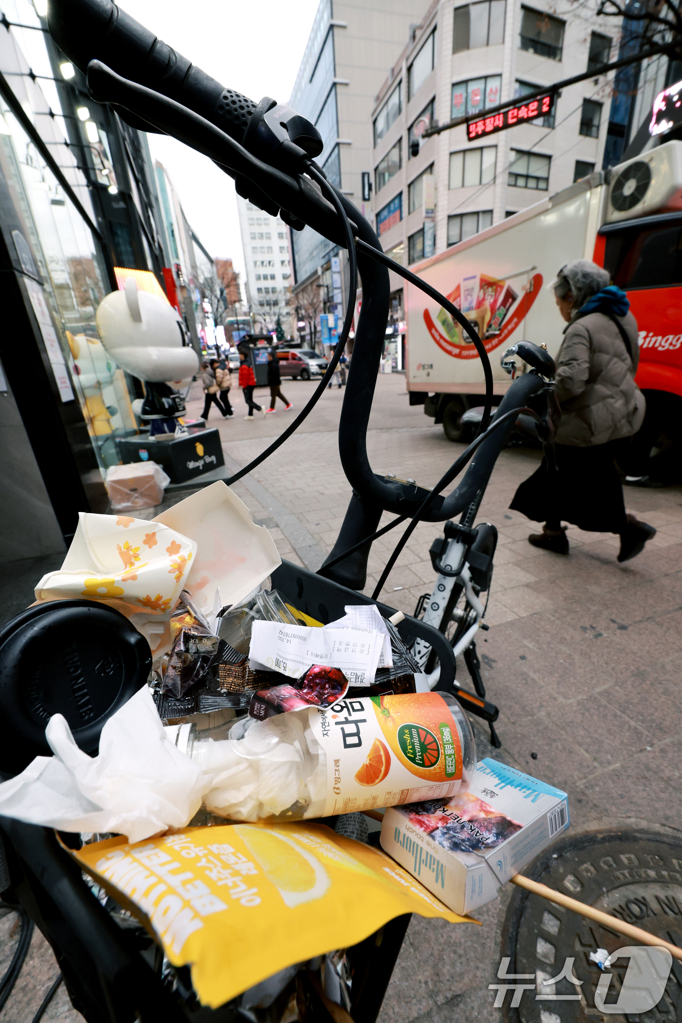 (서울=뉴스1) 이호윤 기자 = 지난 달 시에 따르면 지난해 공유 자전거(따릉이) 이용 건수는 4385만여건으로 10년 전(11만 3000건)과 비교해 400배 가까이 늘었다. 지 …