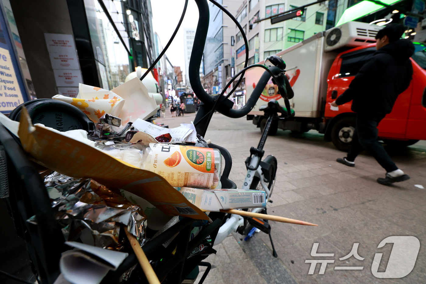 (서울=뉴스1) 이호윤 기자 = 지난 달 시에 따르면 지난해 공유 자전거(따릉이) 이용 건수는 4385만여건으로 10년 전(11만 3000건)과 비교해 400배 가까이 늘었다. 지 …