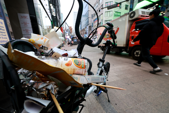 공유 자전거에 담긴 쓰레기...
