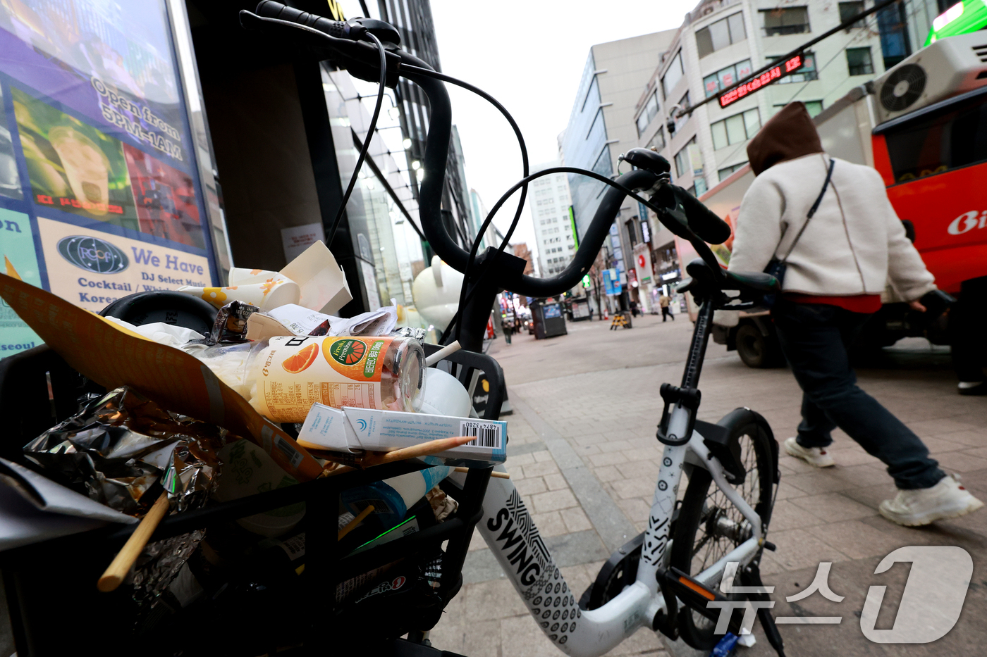 (서울=뉴스1) 이호윤 기자 = 지난 달 시에 따르면 지난해 공유 자전거(따릉이) 이용 건수는 4385만여건으로 10년 전(11만 3000건)과 비교해 400배 가까이 늘었다. 지 …