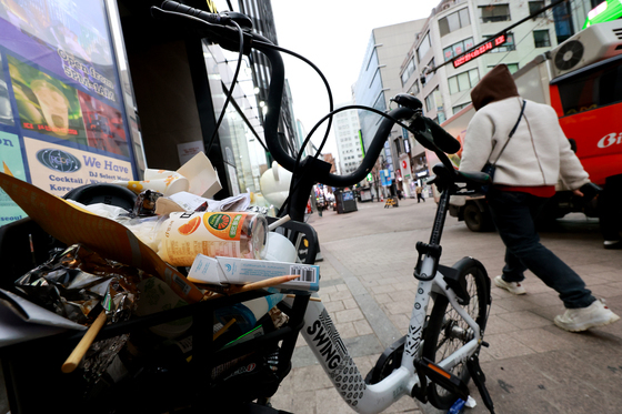 공유 자전거 바구니에 쌓인 쓰레기. .'시민의식 높아져야...'