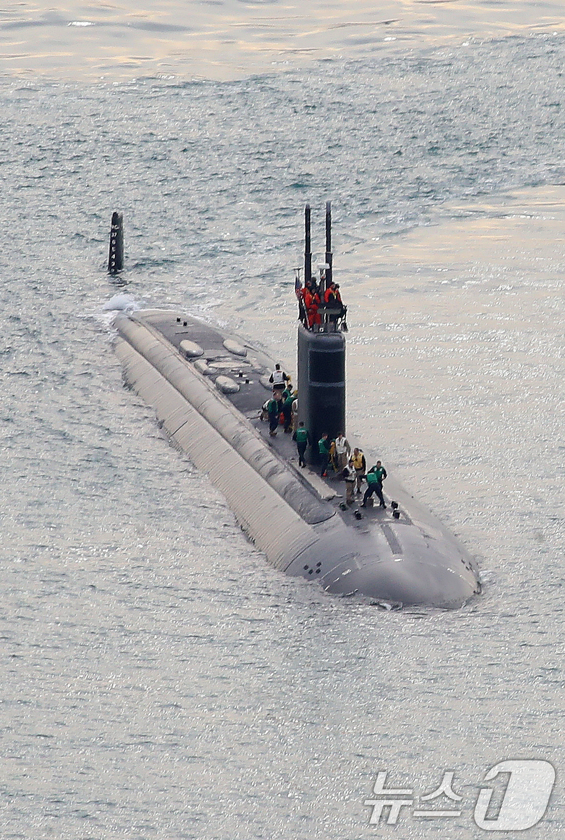 (부산=뉴스1) 윤일지 기자 = 미국 해군 로스엔젤레스급 핵추진 잠수함 '그린빌함'(SSN-772·6900톤급)이 23일 오전 부산 남구 해군작전사령부 부산작전기지에 입항하고 있다 …