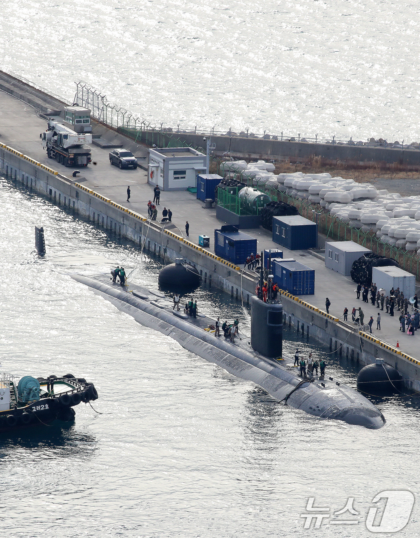 (부산=뉴스1) 윤일지 기자 = 미국 해군 로스엔젤레스급 핵추진 잠수함 '그린빌함'(SSN-772·6900톤급)이 23일 오전 부산 남구 해군작전사령부 부산작전기지에 입항하고 있다 …