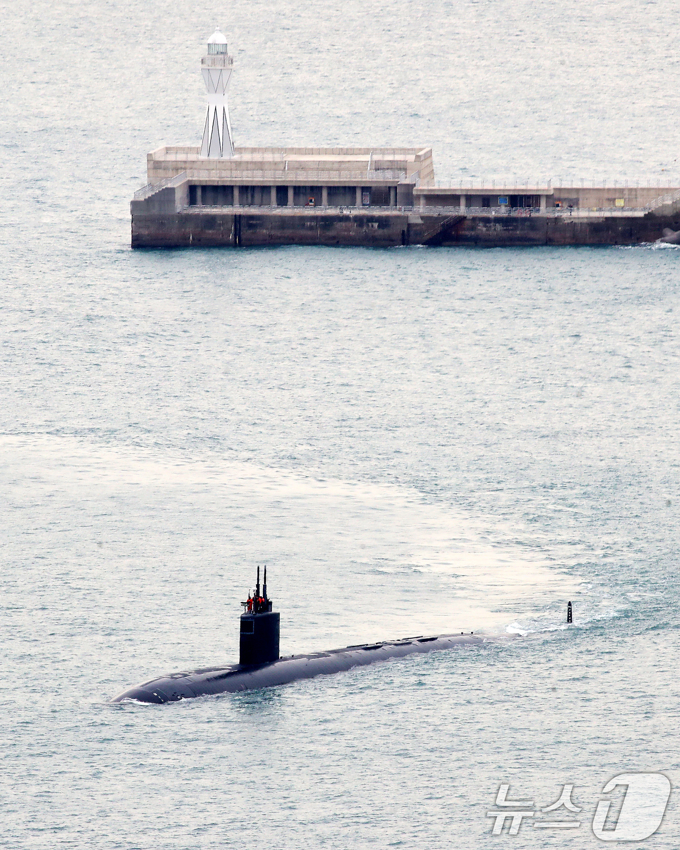 (부산=뉴스1) 윤일지 기자 = 미국 해군 로스엔젤레스급 핵추진 잠수함 '그린빌함'(SSN-772·6900톤급)이 23일 오전 부산 남구 해군작전사령부 부산작전기지에 입항하고 있다 …