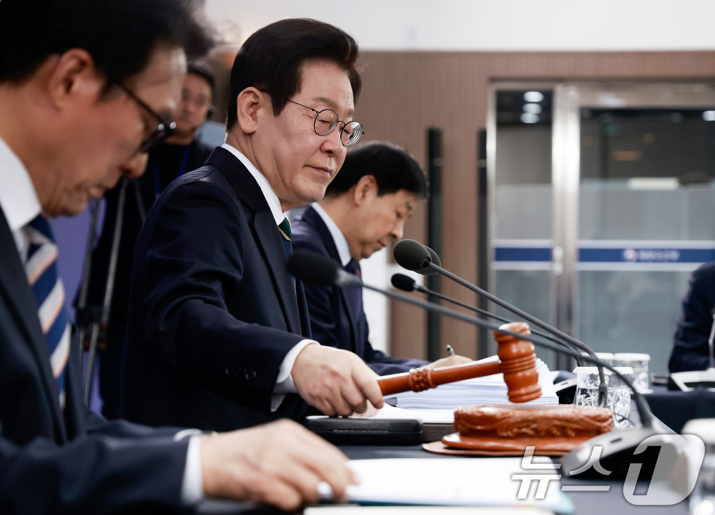 (부산=뉴스1) 허경 기자 = 이재명 대통령이 23일 부산 동구 해양수산부 청사에서 열린 국무회의에서 의사봉을 두드리며 개회 선언을 하고 있다. (대통령실통신사진기자단) 2025. …