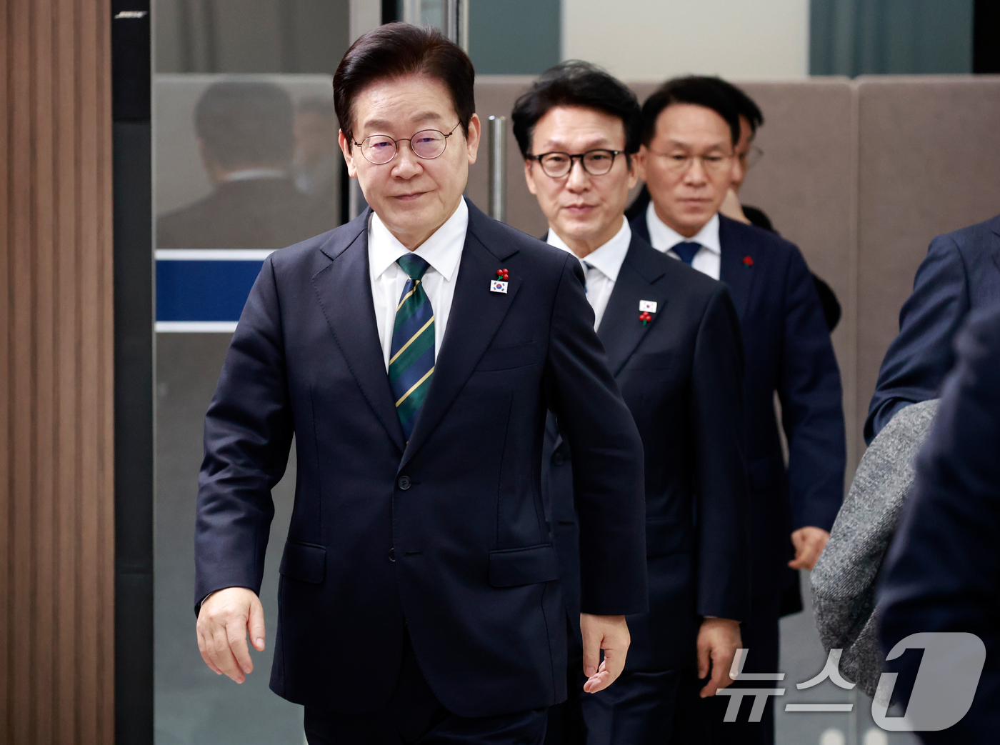 (부산=뉴스1) 허경 기자 = 이재명 대통령이 23일 부산 동구 해양수산부 청사에서 열린 국무회의에 입장하고 있다. (대통령실통신사진기자단) 2025.12.23/뉴스1