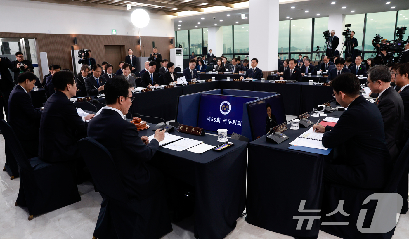 (부산=뉴스1) 허경 기자 = 이재명 대통령이 23일 부산 동구 해양수산부 청사에서 열린 국무회의에서 발언하고 있다. (대통령실통신사진기자단) 2025.12.23/뉴스1