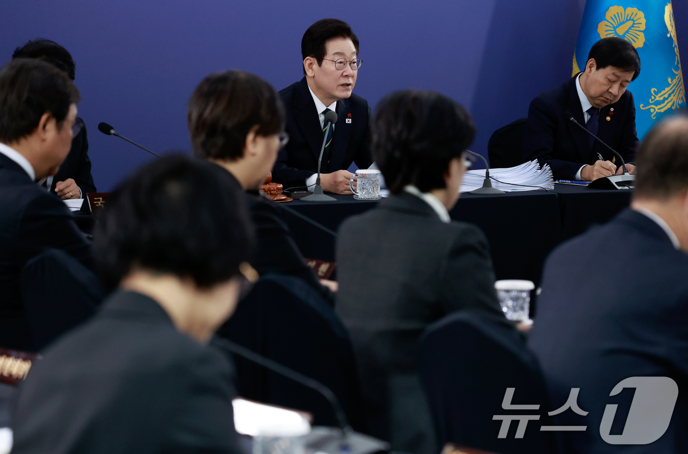 (부산=뉴스1) 허경 기자 = 이재명 대통령이 23일 부산 동구 해양수산부 청사에서 열린 국무회의에서 발언하고 있다. (대통령실통신사진기자단) 2025.12.23/뉴스1