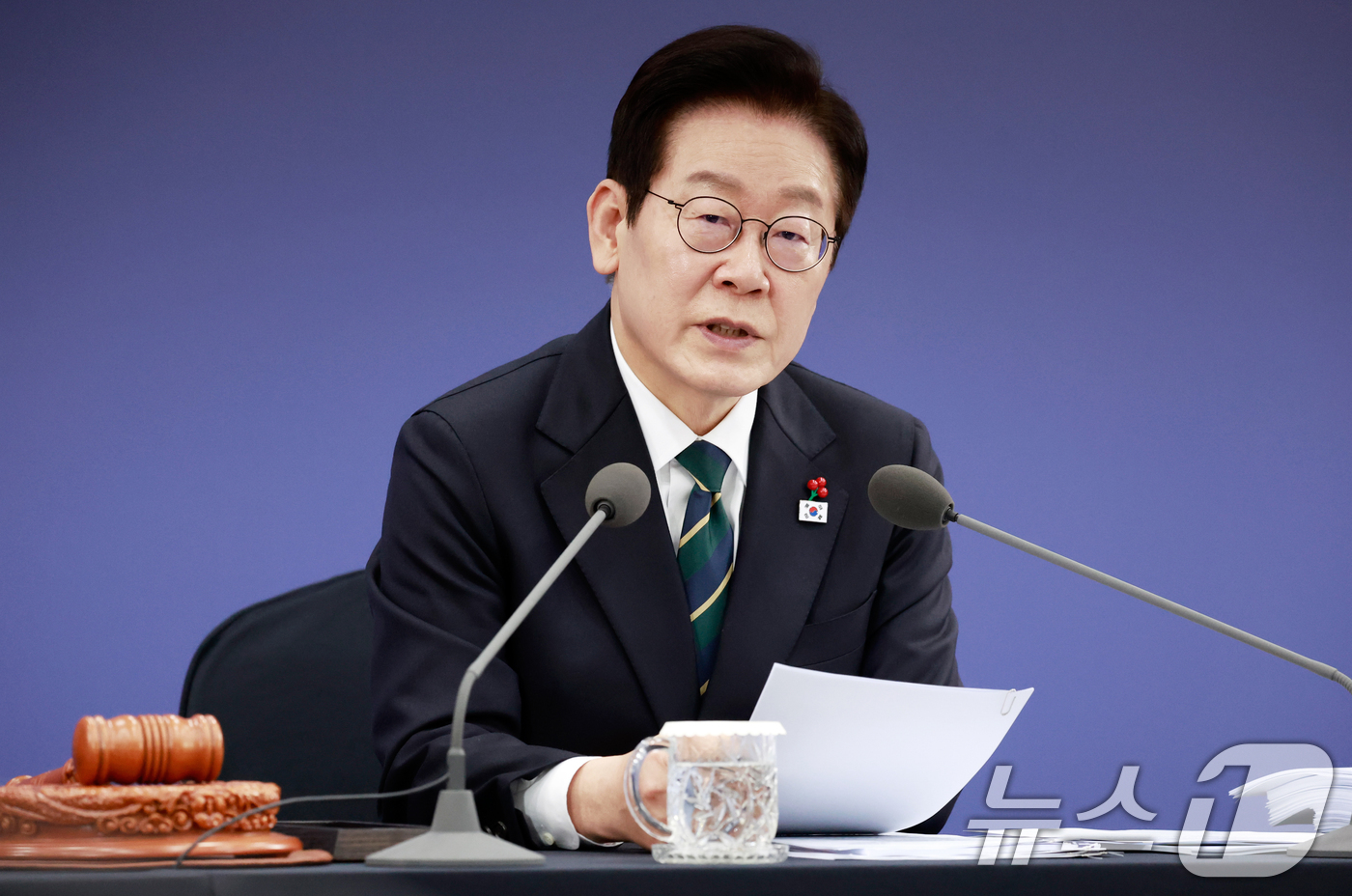 (부산=뉴스1) 허경 기자 = 이재명 대통령이 23일 부산 동구 해양수산부 청사에서 열린 국무회의에서 발언하고 있다. (대통령실통신사진기자단) 2025.12.23/뉴스1