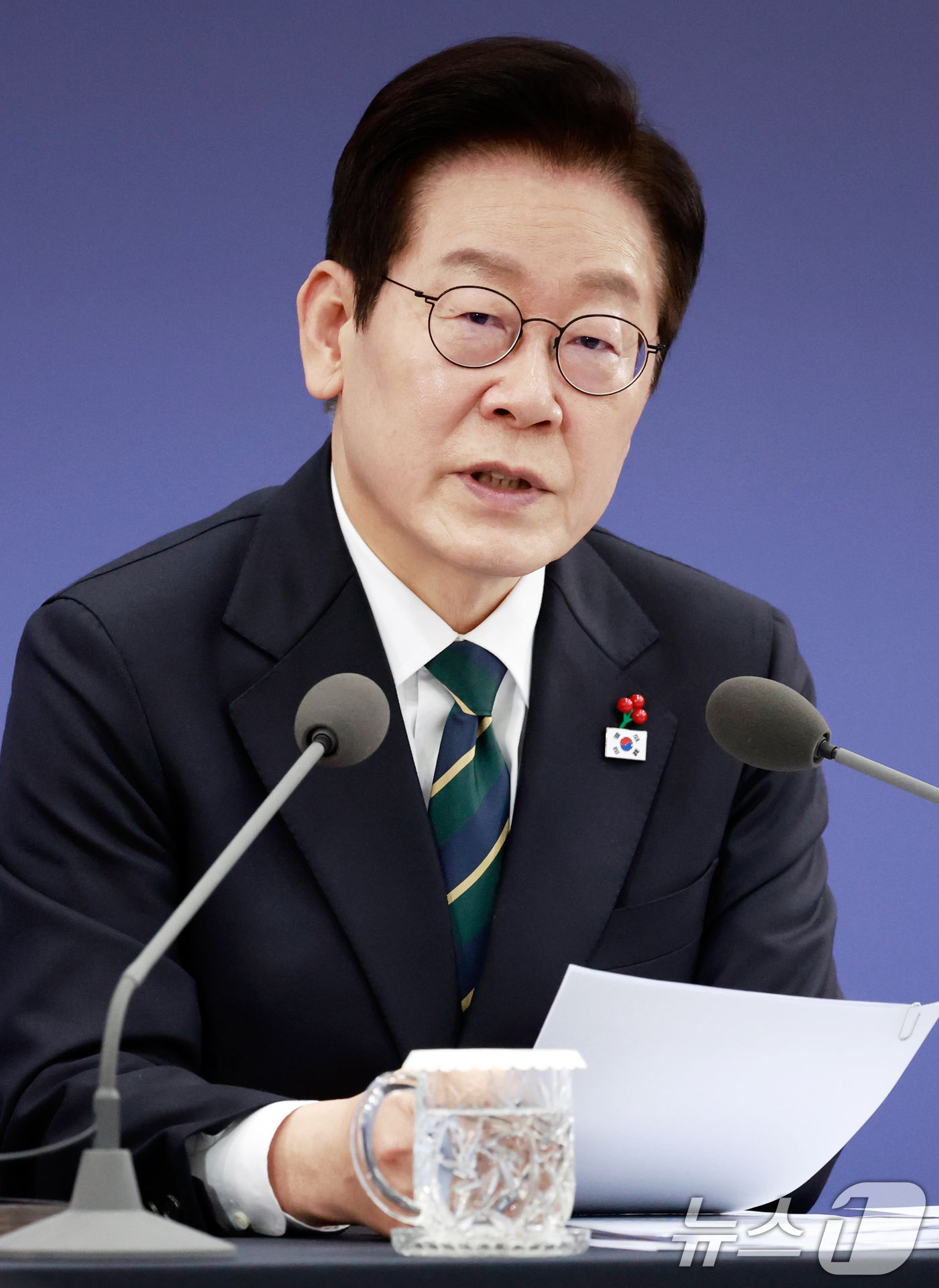 (부산=뉴스1) 허경 기자 = 이재명 대통령이 23일 부산 동구 해양수산부 청사에서 열린 국무회의에서 발언하고 있다. (대통령실통신사진기자단) 2025.12.23/뉴스1