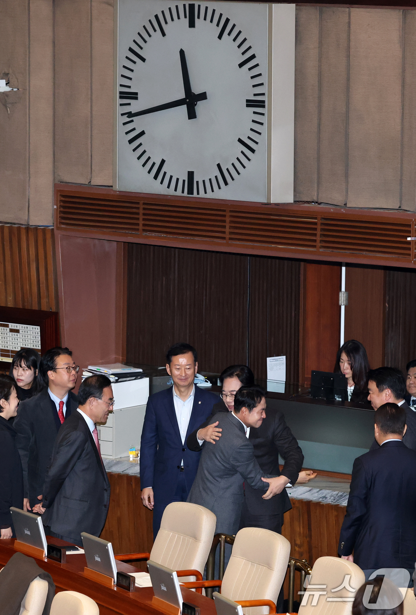 (서울=뉴스1) 이승배 기자 = 23일 서울 여의도 국회에서 열린 제430회국회(임시회) 제2차 본회의에서 장동혁 국민의힘 대표가 12·3 윤석열 비상계엄 등에 대한 전담재판부 설 …