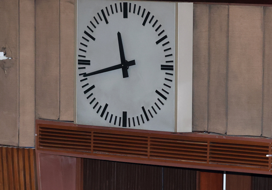 최장 시간 필리버스터 마친 장동혁 대표, 송언석 원내대표와 포옹