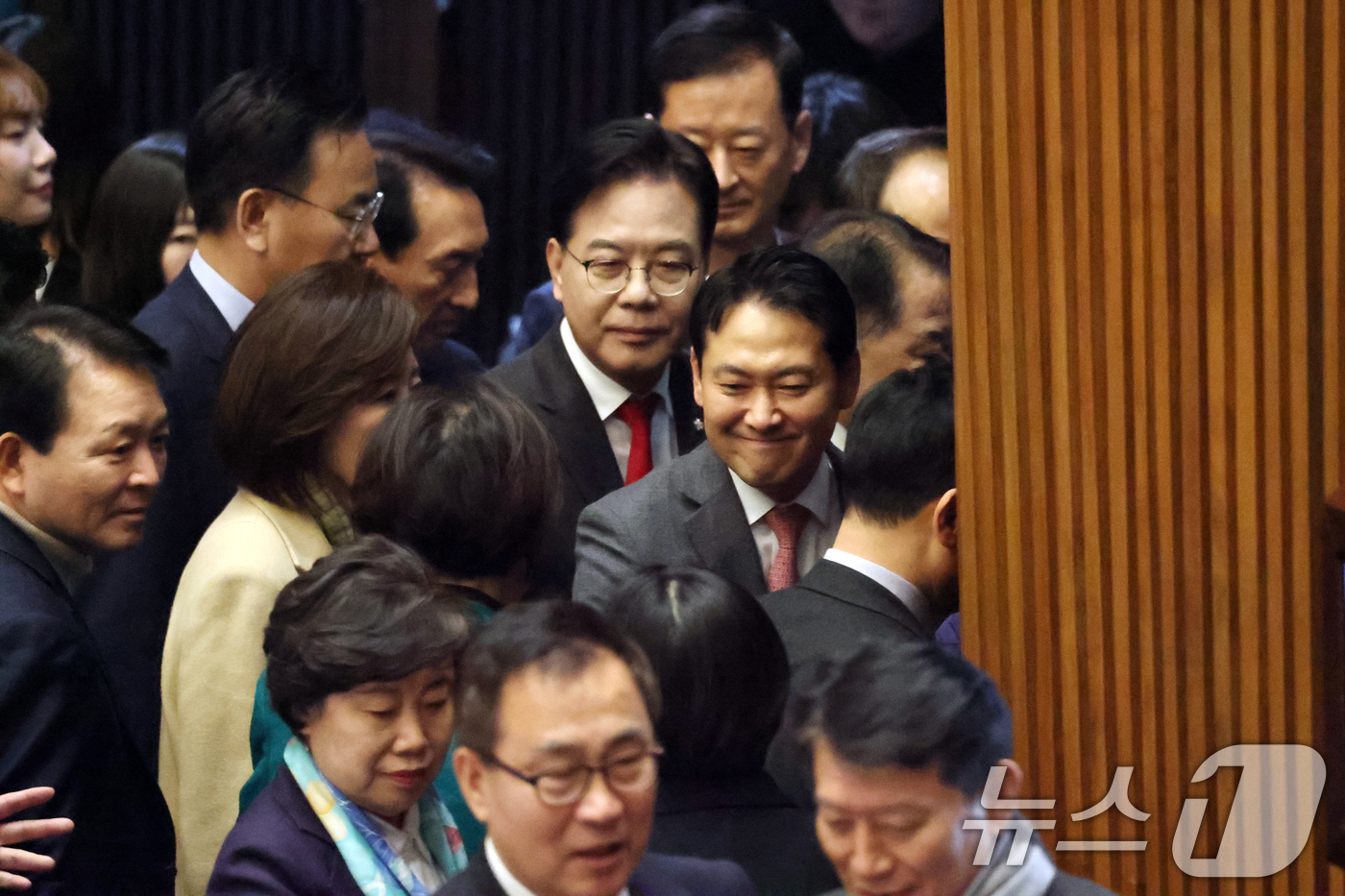 (서울=뉴스1) 이승배 기자 = 23일 서울 여의도 국회에서 열린 제430회국회(임시회) 제2차 본회의에서 장동혁 국민의힘 대표가 12·3 윤석열 비상계엄 등에 대한 전담재판부 설 …