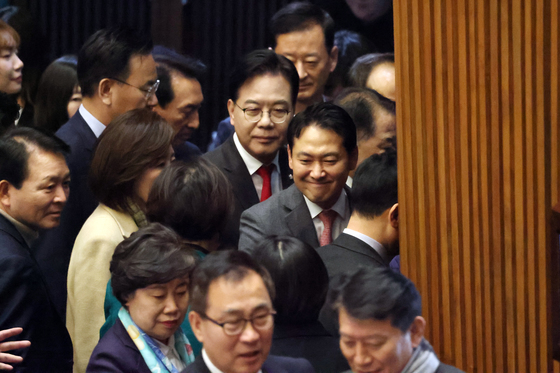 본회의장 나서는 장동혁 대표