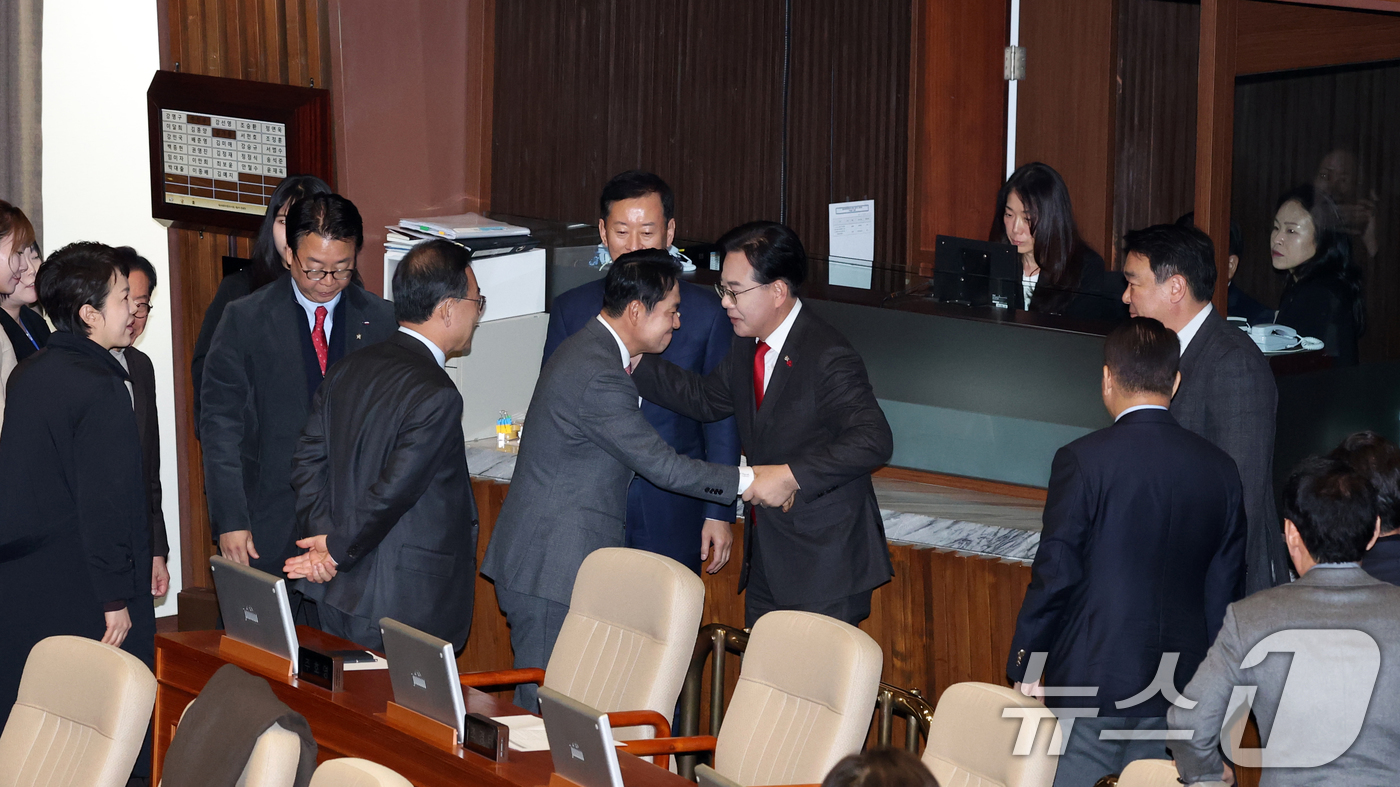 (서울=뉴스1) 이승배 기자 = 23일 서울 여의도 국회에서 열린 제430회국회(임시회) 제2차 본회의에서 장동혁 국민의힘 대표가 12·3 윤석열 비상계엄 등에 대한 전담재판부 설 …