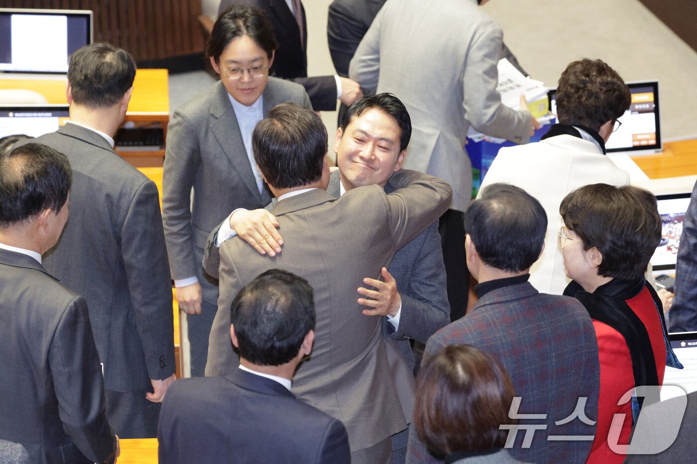 본문 이미지 - 장동혁 국민의힘 대표가 23일 서울 여의도 국회에서 열린 제430회국회(임시회) 제2차 본회의에서 '12·3 윤석열 비상계엄 등에 대한 전담재판부 설치 및 제보자 보호 등에 관한 특별법안(대안)에 대한 수정안'에 대한 무제한 토론(필리버스터)을 마친 후 의원들과 인사하고 있다. 2025.12.23/뉴스1 ⓒ News1 신웅수 기자